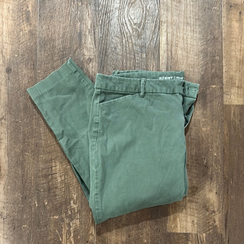 Old Navy Green Ankle pixie mid rise Cropped Pants